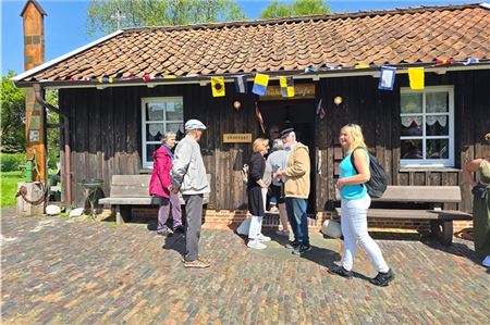 Das schöne Wetter lockte viele Besucher zum Mühlenmuseum nach Dornum. Der Mühlenimbiss war bereits um 15 Uhr ausverkauft. Foto: Silvia Cornelius