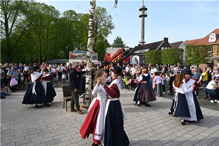Die Nörder Danzkoppel zeigte auf dem Marktplatz, wie in den Mai getanzt wurde. Foto: Ute Bruns