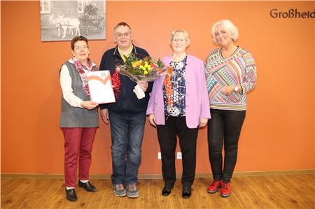 Jakob Tapper wurde mit der silbernen Ehrennadel geehrt. Links neben ihm steht Barbara Kleen, rechts Erika Voß und Hannelore Poppinga-Hanssen. Foto: Silvia Cornelius
