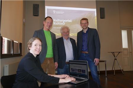 Landschaftspräsident Rico Mecklenburg und sein Direktor Dr. Matthias Stenger (rechts) freuen sich mit Welf-Gerrit Otto (zweiter von links) und Maike Nordholt auf das neue Projekt. Foto: wj 