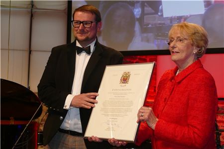 Oberbürgermeister Tim Kruithoff überreichte Eske Nannen die Urkunde zur Ernennung als erste Ehrenbürgerin. Foto: Werner Jürgens
