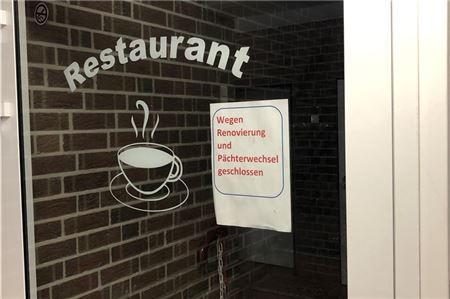 Seit Saisonende 2022 war das Hafenrestaurant in Neßmersiel geschlossen und es wurde darin gearbeitet. Nun steht die Neueröffnung vor der Tür. Foto: Hauke Eilers-Buchta