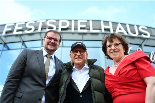 Stolz mit Otto: Tim Kruithoff, Otto und die Kulturchefin der Stadt Emden, Kerstin Rogge-Mönchmeyer vor dem neuen Festspielhaus.