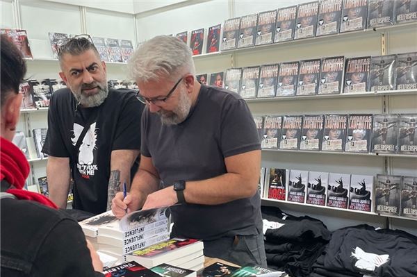 Dieser Norder Autor trifft auf der Buchmesse viele begeisterte Leser
