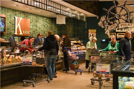Bereits am Eröffnungstag erkundeten die Marienhafer den neuen Markt in großer Anzahl. Foto: Meret Edzards-Tschirnke