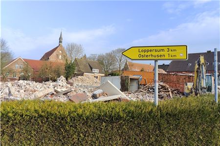 Die leer stehenden Häuser sind abgebrochen, der Blick auf die Kirche ist frei. Foto: Till OIiver Becker