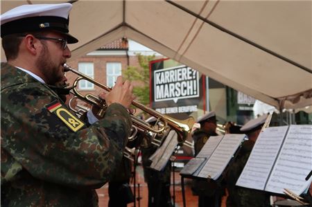 Die musikalische Untermalung der Jubiläumsfeier mit sattem Orchester-Sound übernahm das Marinekorps Wilhelmshaven. Foto: Klaus-Dieter Heimann