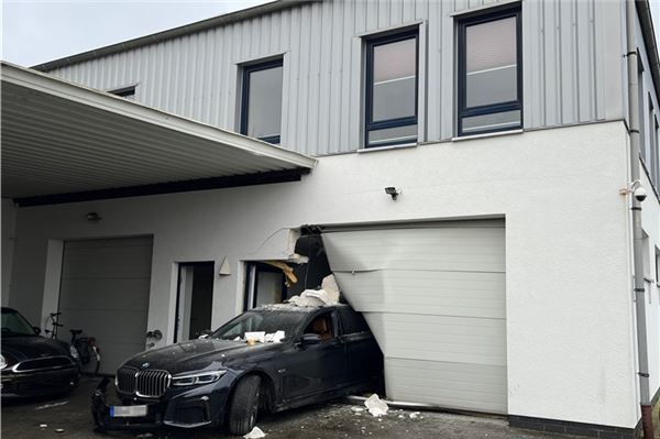 Er wollte doch nur vom Parkplatz fahren: BMW kracht in Hauswand