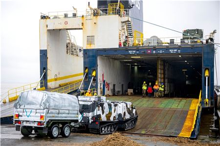 Fahrzeuge und Material der Bundeswehr werden im Seehafen von Emden verladen. Das Material ist bestimmt für die Teilübung Grand North im Norden Norwegens.